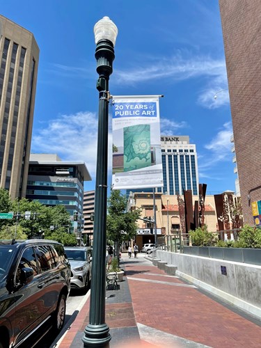 Outdoor streetlamp banner installation